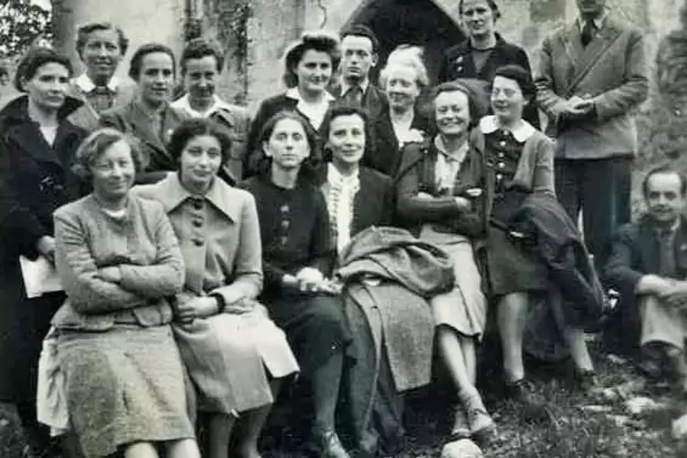 Elisabeth Eidenbenz (hinten, dritte von links) 1941 mit ihren Kolleginnen und Kollegen von der Schweizerischen Arbeitsgemeinscha