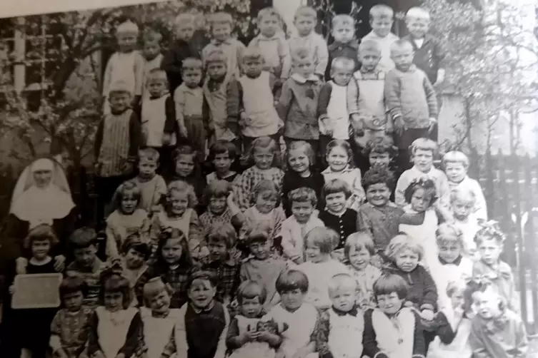 Die Kinder der Kinderschule Sankt Georg im Jahr 1929 mit Schwester Armella.