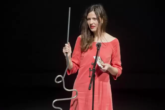 Die Schriftstellerin und Journalistin Dora Kaprálová – hier 2017 bei einer Preisverleihung für interkulturelel Verständigung– ge