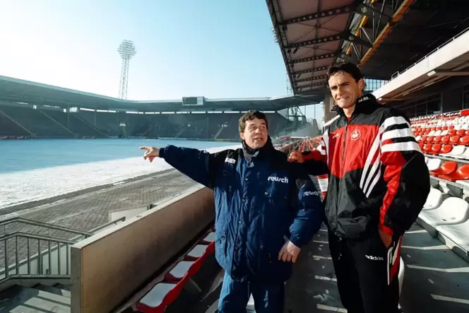 Januar 1997: Otto Rehhagel zeigt dem gerade in Kaiserslautern eingetroffennen Wynton Rufer das Fritz-Walter-Stadion