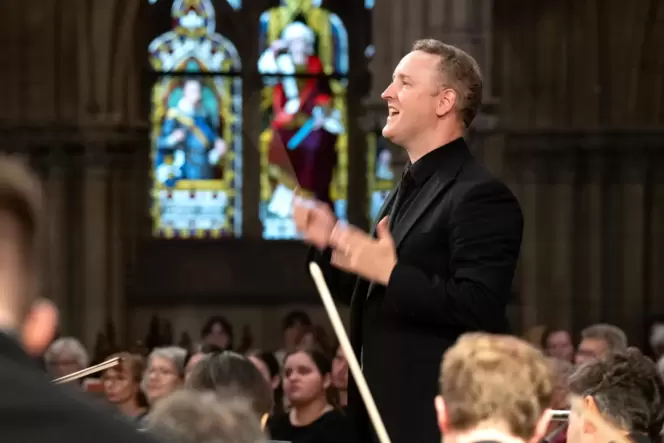 Michael Francis am Pult der Staatsphilharmonie in Speyer.