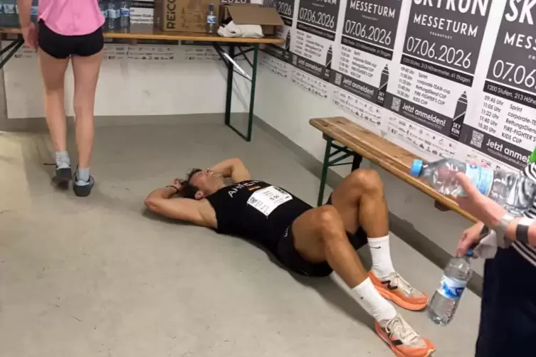 Sascha Ahrens ersch&ouml;pft am Boden direkt nach dem SkyRun. 