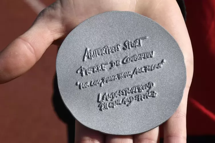 So sieht die Coubertin-Medaille aus, die Johanna Maurer bekommen hat.