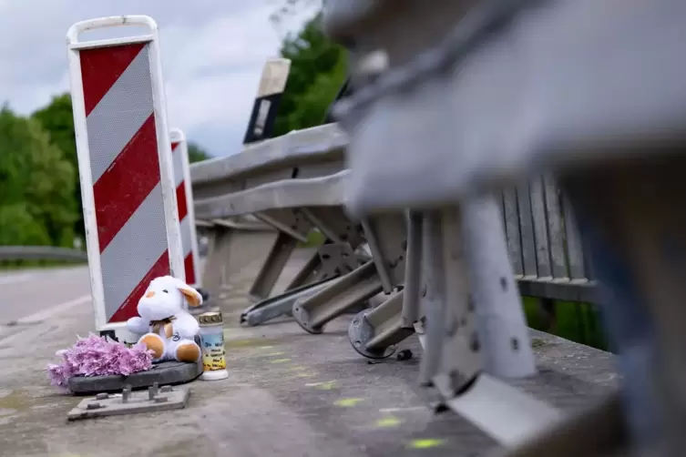 Nach dem Zusammensto&szlig; zweier Busse