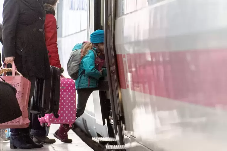 Eine Familie steigt in einen ICE ein