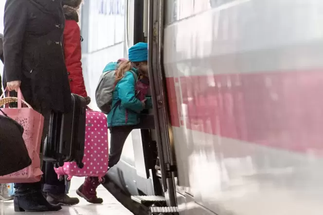 Eine Familie steigt in einen ICE ein