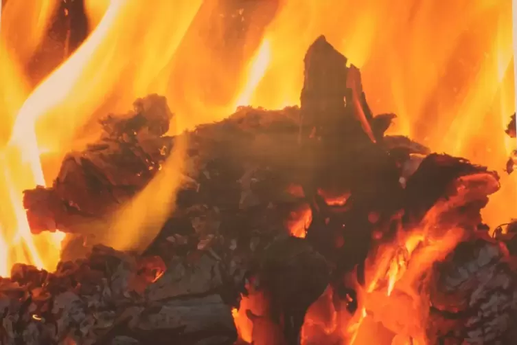Helmut Kern fotografiert die Flammen seines Kaminofens (Ausschnitt).