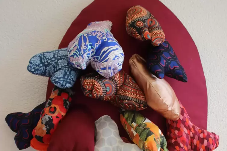 Susanne Hessenthaler macht aus Stoffresten Kunst (Ausschnitt).