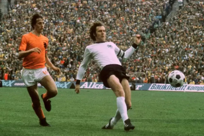 Franz Beckenbauer und Johan Cruyff beim WM-Finale in München 1974, das Deutschland mit 2:1 gegen die Niederlande gewann.