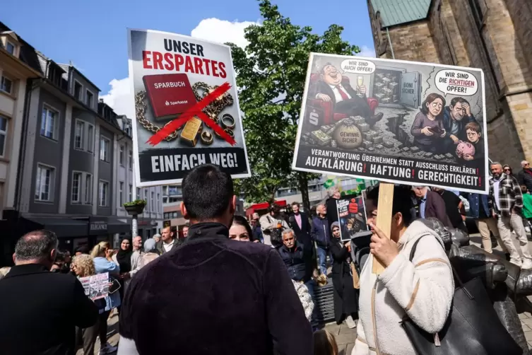Protestkundgebung zum Sparkasseneinbruch in Gelsenkirchen