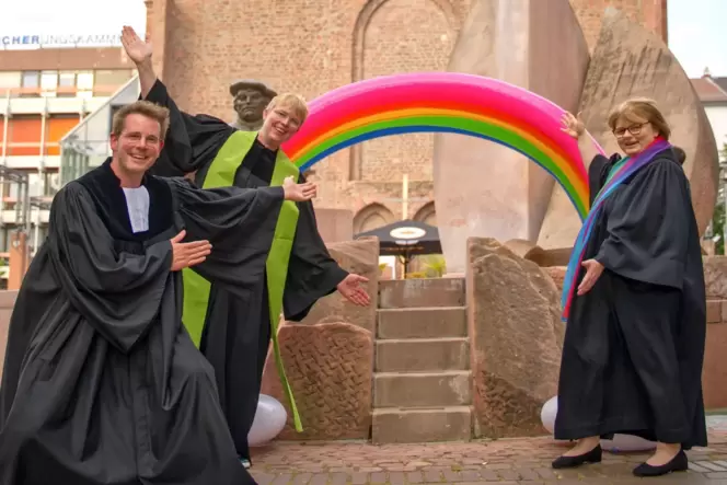Stadtjugendpfarrer Florian Grieb (links) und Schulpfarrerin Anke Lind (rechts) sind bei der Segensaktion wieder dabei. Für Pfarr