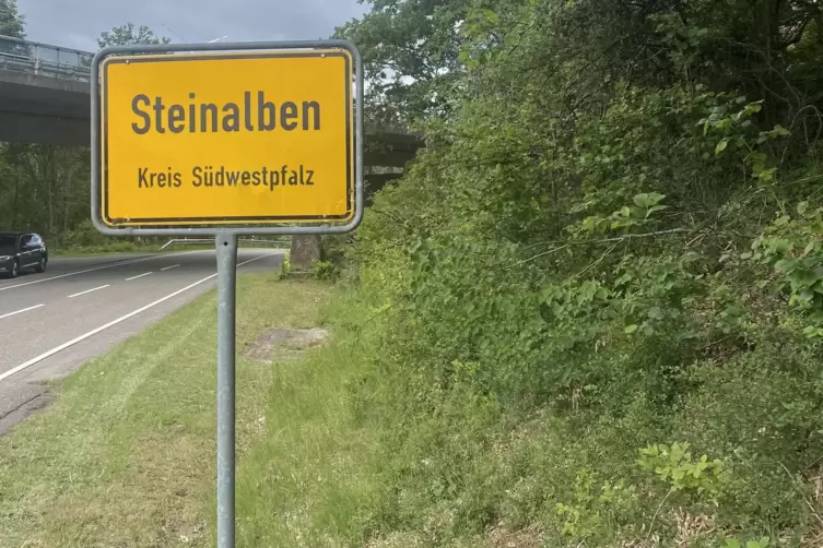 Ein Ortsschild der Gemeinde, von der B270 kommend. 