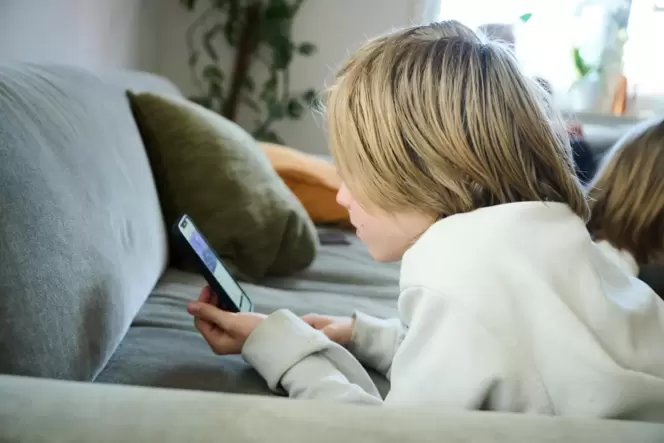 Ab wann sollen Kinder ein Smartphone benutzen dürfen? Die Initiative »Smart Start« wirbt dafür, Kindern bis zum Alter von 14 Jah