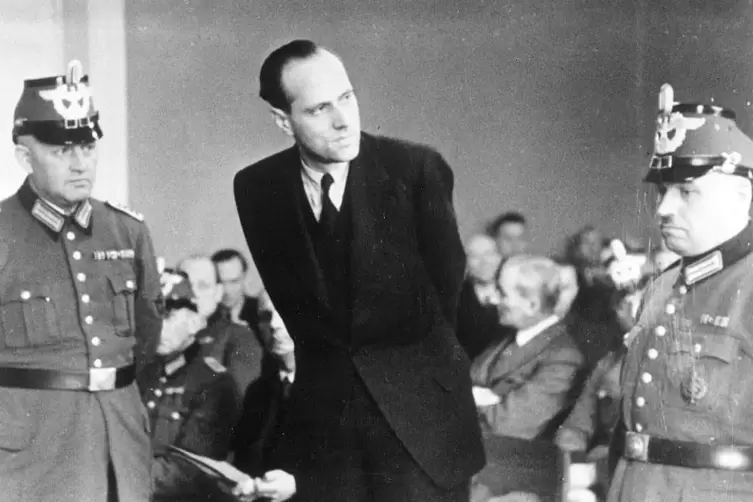 Helmuth James Graf von Moltke beim Prozess vor dem sogenannten Volksgerichtshof, der ihn zum Tode verurteilte.