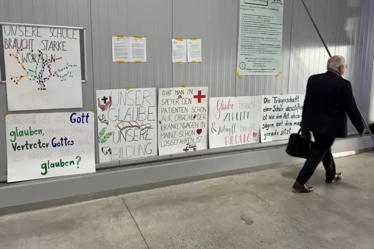 Mit Plakaten brachten die Sch&uuml;ler ihren sehnlichsten Wunsch zum Ausdruck. 