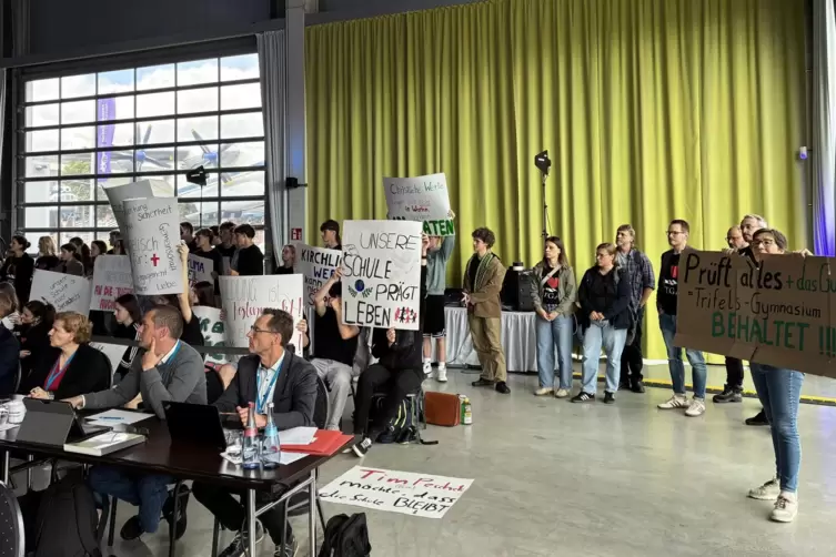 Auch im Sitzungssaal warben die Sch&uuml;ler noch f&uuml;r ihr Anliegen. 
