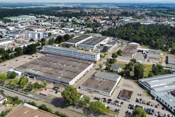 Speyer-West: Industriegebiet mit Standorten der Firmen TE Connectivity (vorn) und – knapp außerhalb des linken Bildrands – Mann