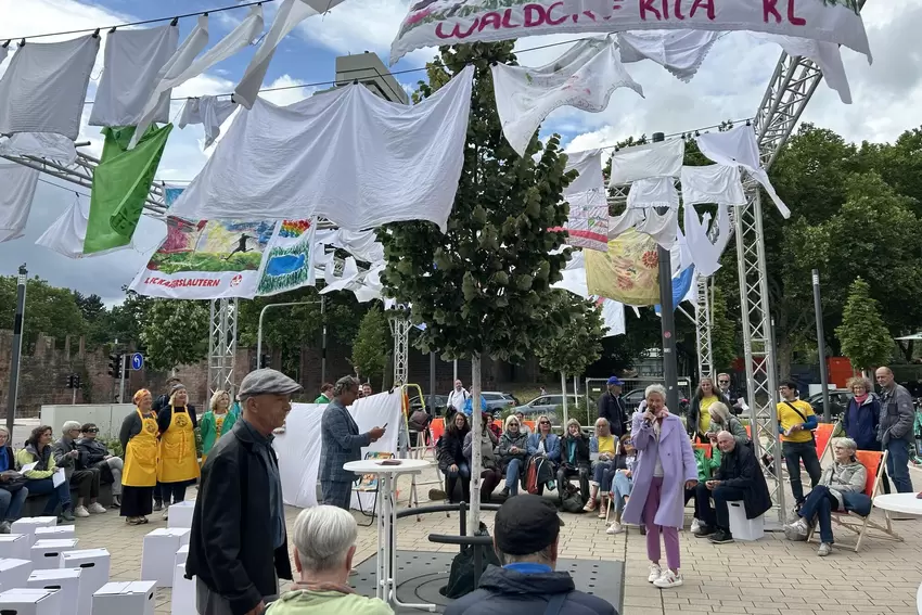 Zur Eröffnung sprach auch Beate Kimmel (SPD), die Oberbürgermeisterin der Stadt. Sie nannte die Installation ein "wunderbares Ge