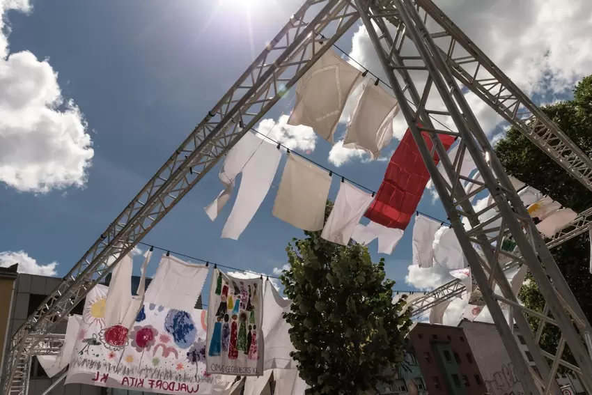 Ein bisschen Schatten, wenn die Sonne im Hochsommer erbarmungslos aufs Pflaster knallt.