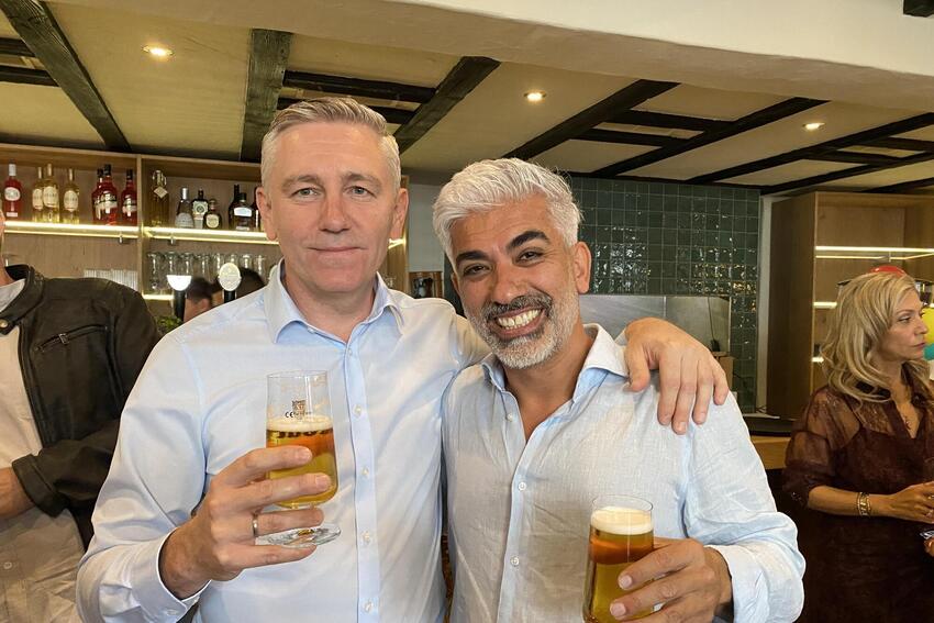 Die Betreiber Raif Skrijelj und Mehmet Dalgali feiern beim Pre-Opening.