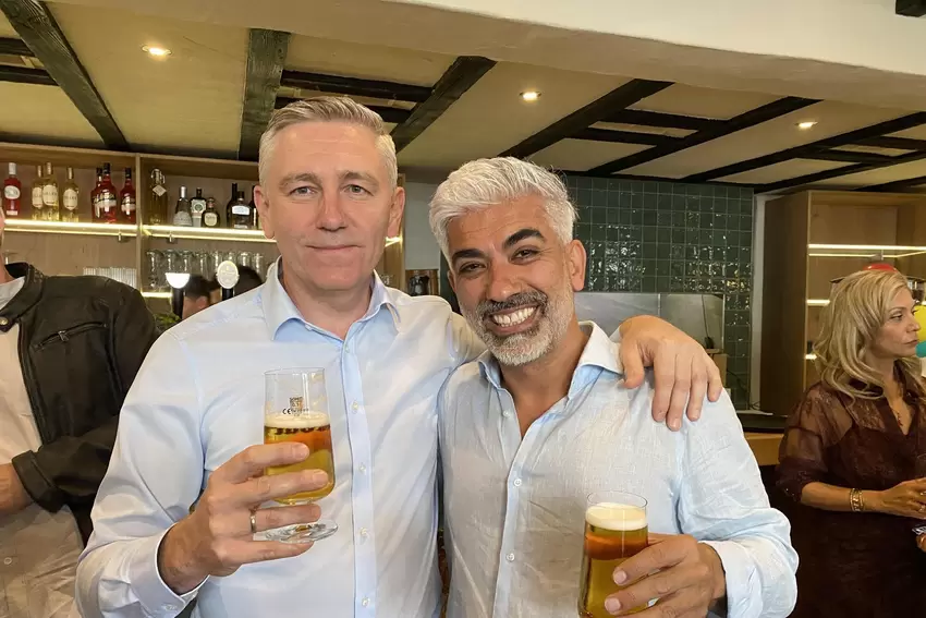 Die Betreiber Raif Skrijelj und Mehmet Dalgali feiern beim Pre-Opening.