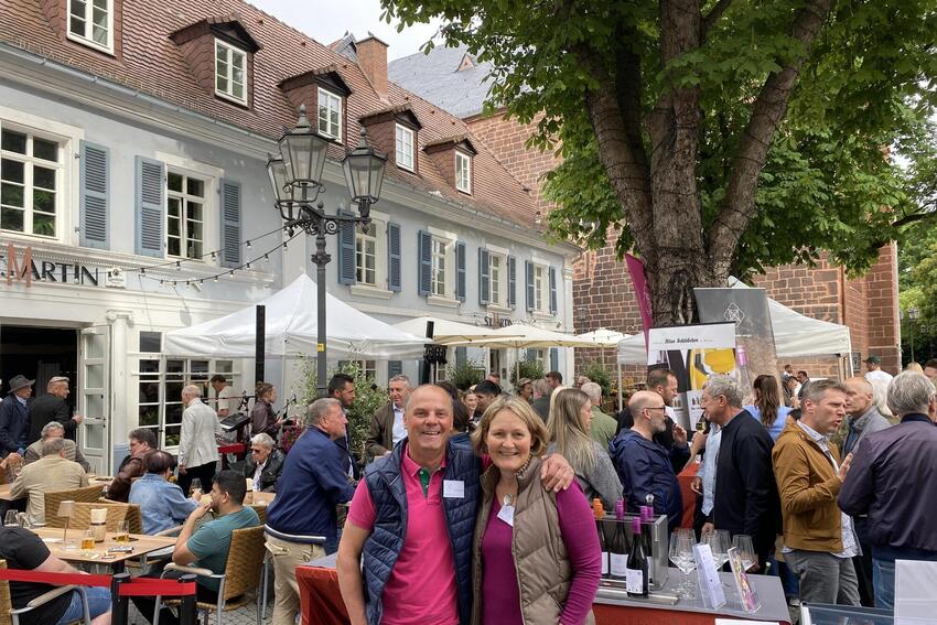 Karen und Ulrich Michel vom Cisterzienser Weingut Otterberg schenken edle Tropfen aus.