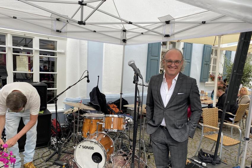 Elmar Federkeil spielt mit Band.