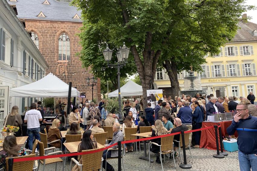 Der Martinsplatz ist gut gefüllt.