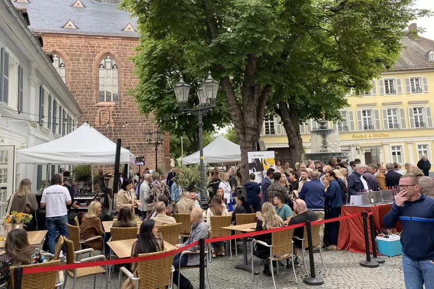 Der Martinsplatz ist gut gefüllt.