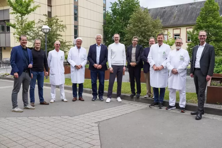 Sie kooperieren jetzt intensiver: Chef&auml;rzte sowie Direktoren in den Bereichen Medizin und Verwaltung aus dem Kreiskrankenhaus Gr