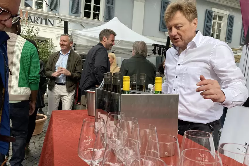 Wein aus St. Martin vorm St. Martin: Die Weinkellerei Altes Schlößchen aus St. Martin schenkt aus.