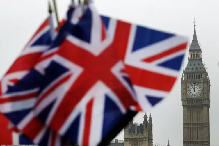 Britische Flaggen vor dem Parlament