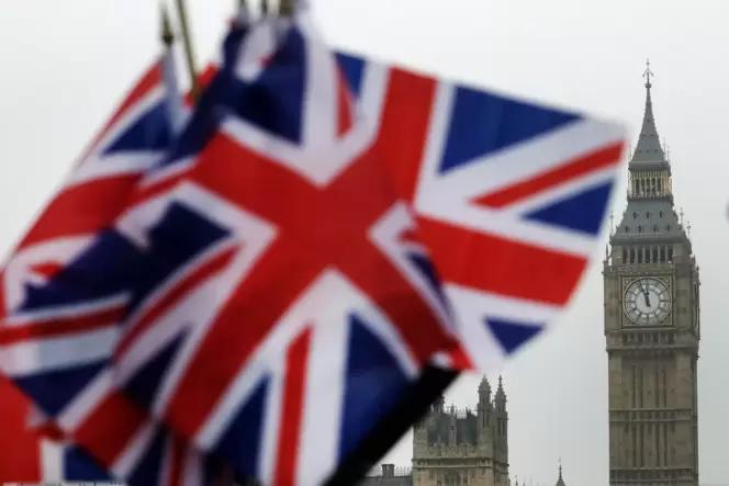 Britische Flaggen vor dem Parlament