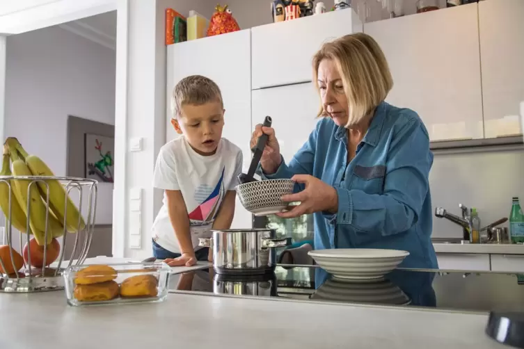 Oma kocht mit ihrem Enkel