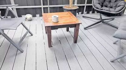 WPC-Terrassendielen Komplettset, Farbe Grau, ca. 13 m². Enthalten sind: WPC-Dielen (Länge 2,90 m) Unterkonstruktion Befestigungs