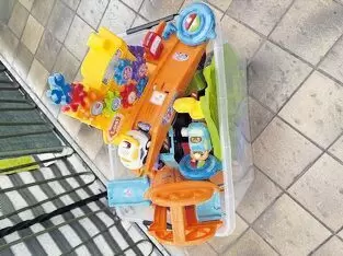 mit zwei fernsteuerbaren Autos. Preis € 18,-