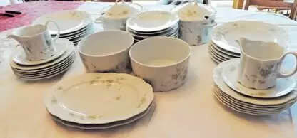 11256032_10_1 und Ess-Service, 100-teilig zu verkaufen. Preis auf Anfrage.