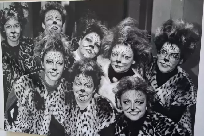 Riesen-Erfolg 1996: Tanzauftritt der Gymnastikfrauen im Musical-Cats-Kostüm.