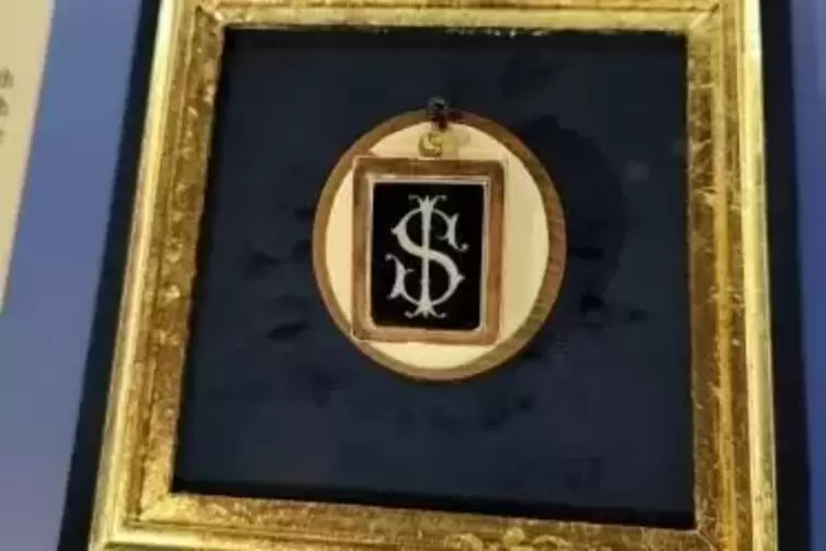 Das Medaillon mit den Initialen &bdquo;I&ldquo; uns &bdquo;S&ldquo; wurde bei der Leiche von Isidor Straus gefunden. Es befindet sich mittlerweile im Ei