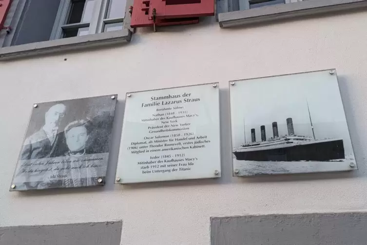 Am Straus-Haus in Otterberg sind sind mehrere Gedenktafeln angebracht. 