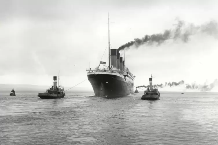 Das Foto zeigt die Titanic, wie sie zu ihrer Jungfernfahrt im April 1912 aus dem Belfaster Hafen geschleppt wird. 