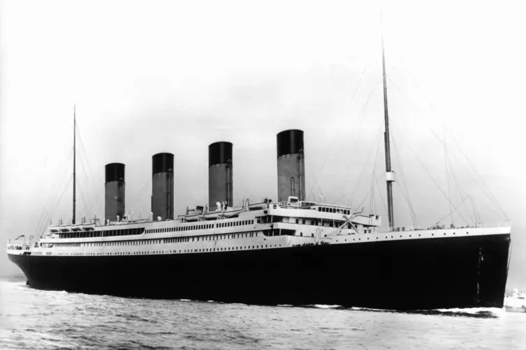 Die Titanic war 269 Meter lang. Damals war sie das gr&ouml;&szlig;te Passagierschiff der Welt. 