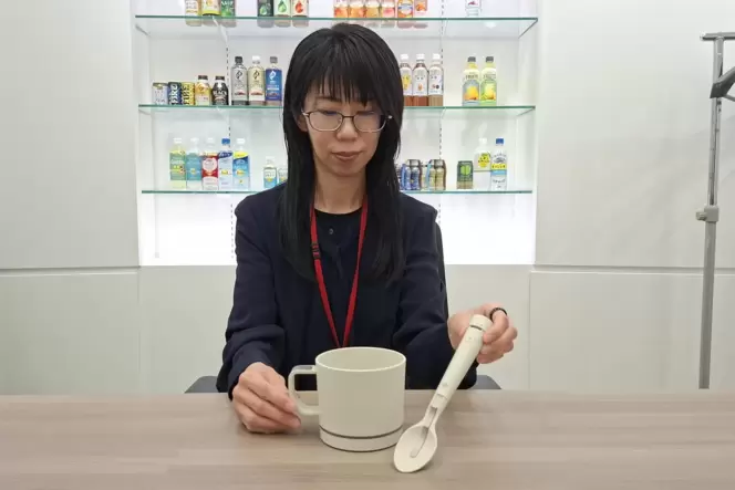 Der Hightech-Löffel, den die Biochemikerin Ai Sato entwickelt hat, soll den Geschmack eines faden Gerichtes aufpeppen und so den