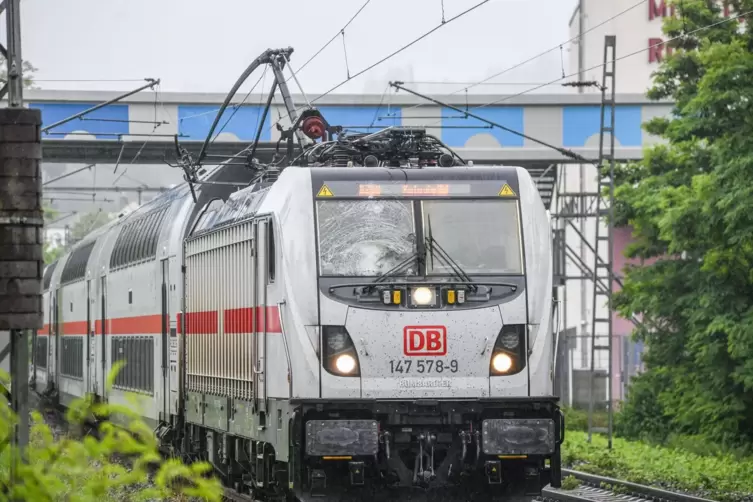 Oberleitung fällt auf Intercity