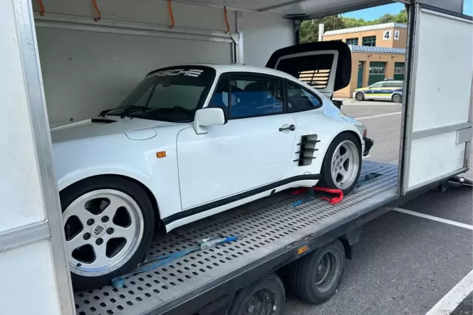 Zöllner stellen Sportwagen sicher