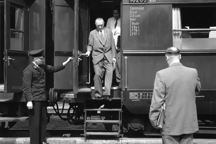 Dieses Foto zeigt Konrad Adenauer bei einem seiner Sonderzug-Wahlk&auml;mpfe.