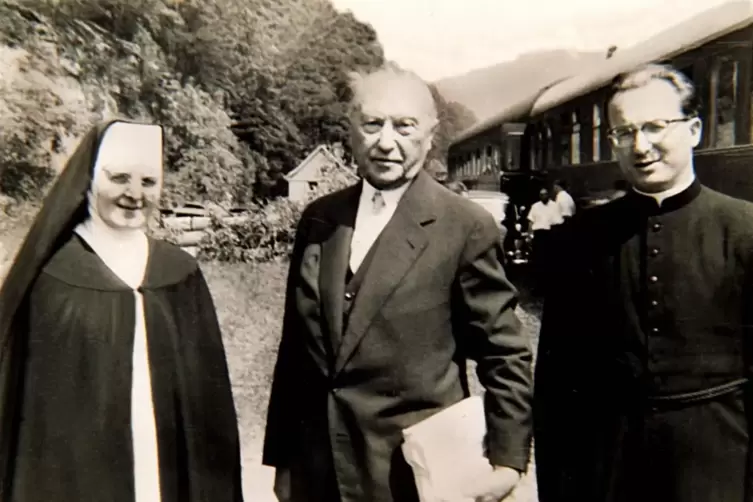 Kanzler Konrad Adenauer &bdquo;residierte&ldquo; am 2. und 3. August 1957 in Hinterweidenthal und empfing auf dem &bdquo;Neuen Bahnhof&ldquo; auch die H