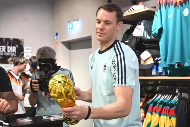 Darf Manuel Neuer wie schon 2014 den WM-Pokal im Juli in den Händen halten? Die KI sind anderer Meinung.