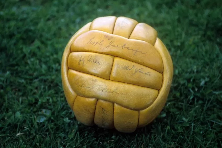 Mit solch einem Ball wurde Deutschland 1954 Weltmeister in der Schweiz. In der Mitte links die Unterschrift von FCK-Legende Frit