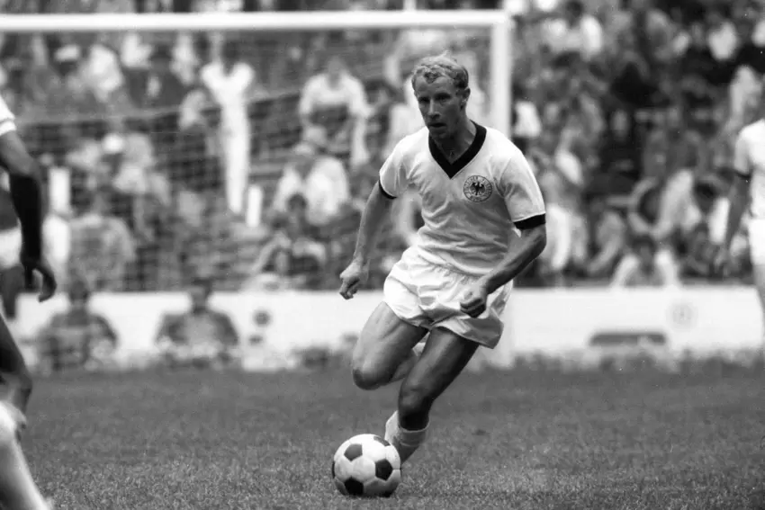 Prototyp von Fußball und Spieler: Berti Vogts bei der WM 1970 mit »Telstar«, dem ersten WM-Ball von Adidas.